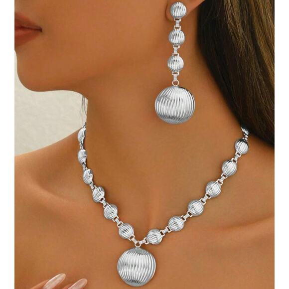 Trendy pierced silver indented circle necklace and earring set - Picture 1 of 4
